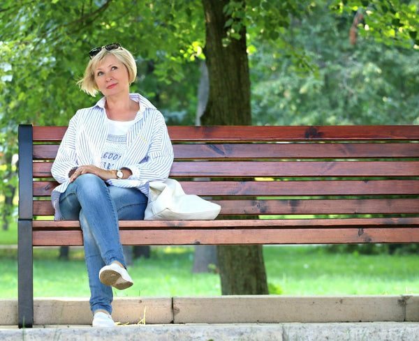 Gut dysbiosis: A woman sitting on a park bench